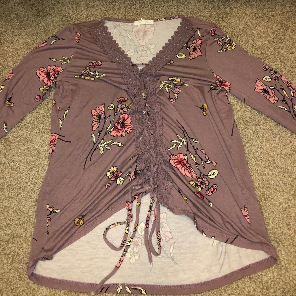 cute lace up floral shirt!🌼🌷💐🌹🌸🌻🌺